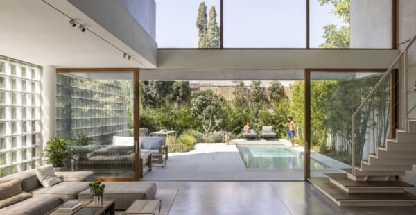 הבית שבין לבין, ברמת השרון