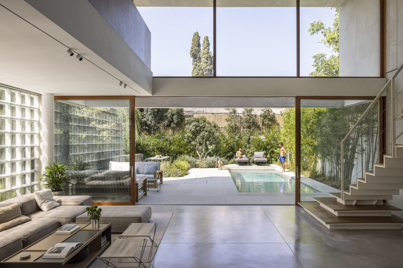 הבית שבין לבין, ברמת השרון