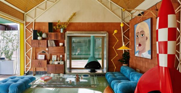 בית אדריכל רטרו־פוטוריסטי בין עבר לעתיד