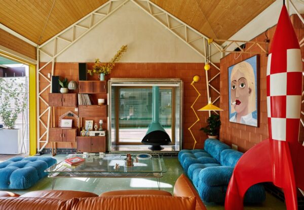 בית אדריכל רטרו־פוטוריסטי בין עבר לעתיד