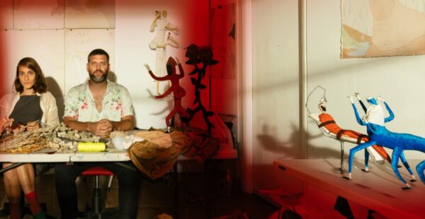 בין הומור לאפלה: חליל בלבין ומרב קמל על יצירה זוגית, חומר מתפרק והחיים בתוך המיצב