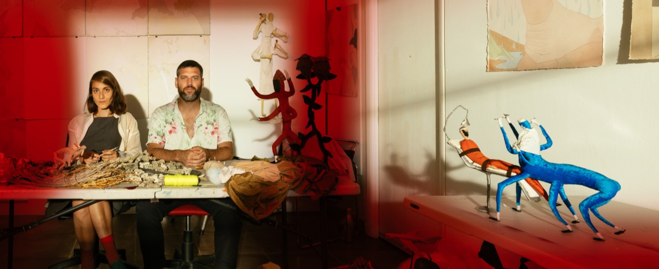 בין הומור לאפלה: חליל בלבין ומרב קמל על יצירה זוגית, חומר מתפרק והחיים בתוך המיצב