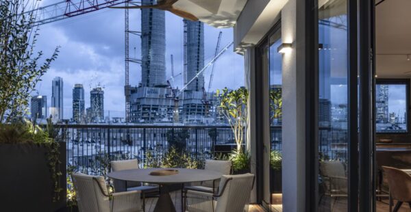 וילה מעל העיר: טריפלקס תל־אביבי בין שמיים לקו הרקיע