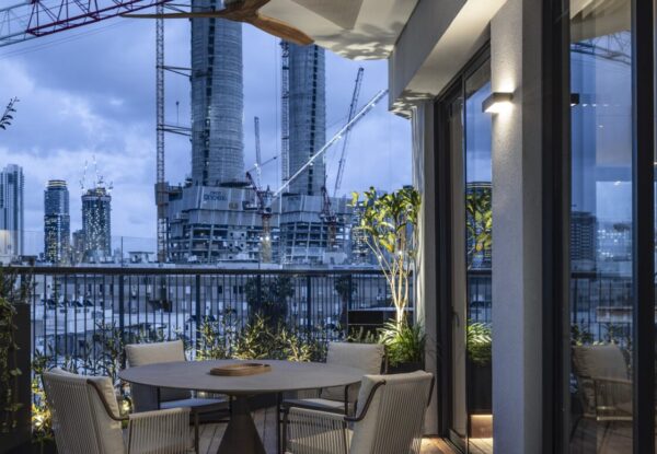 וילה מעל העיר: טריפלקס תל־אביבי בין שמיים לקו הרקיע