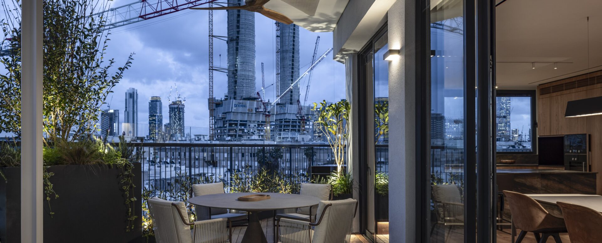 וילה מעל העיר: טריפלקס תל־אביבי בין שמיים לקו הרקיע