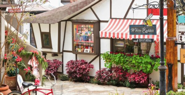 חמש עיירות קטנות עם סיפור גדול: מסע בין פנינים נסתרות ברחבי העולם