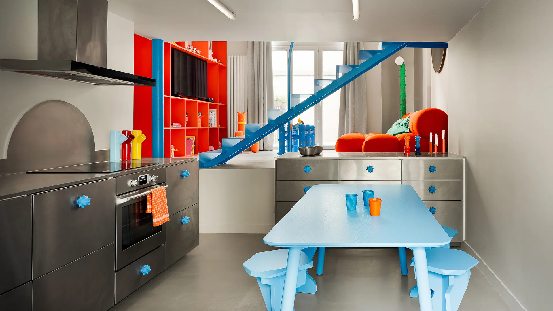 דירת 40 מ"ר כמו בסרט מצוייר: מקסימליזם שובב בלב פריז