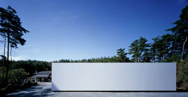 מקדש לבן בקיוטו: אדריכלות מינימליסטית כמרחב לזיכרון ונשיות