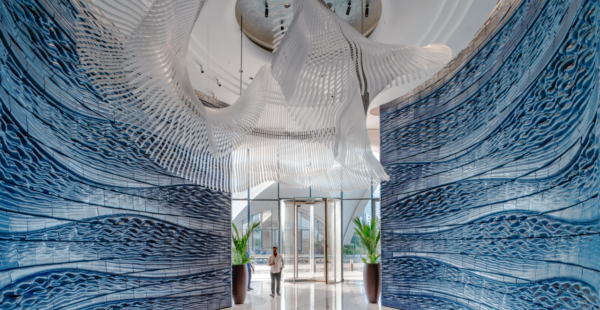 גלים מקרמיקה: קירות מודפסים בתלת־ממד במלון בדובאי