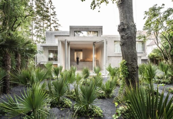 בית בין ברוטליזם לאשליה