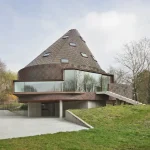 הוילה בבריסל שהיא פסל נחושת חי