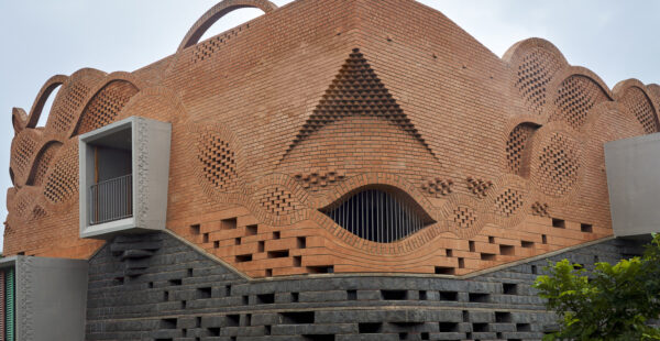 המשפחה ביקשה "מבצר מודרני" הרחק משאון העיר