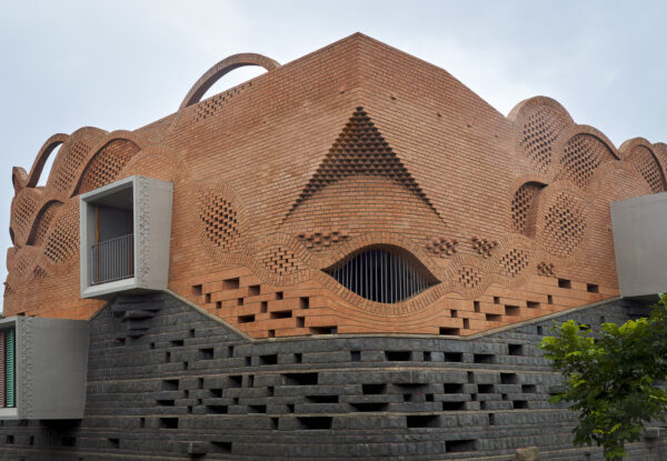 המשפחה ביקשה "מבצר מודרני" הרחק משאון העיר