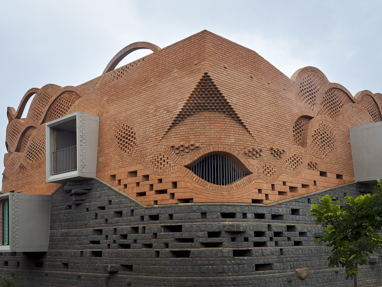 המשפחה ביקשה "מבצר מודרני" הרחק משאון העיר