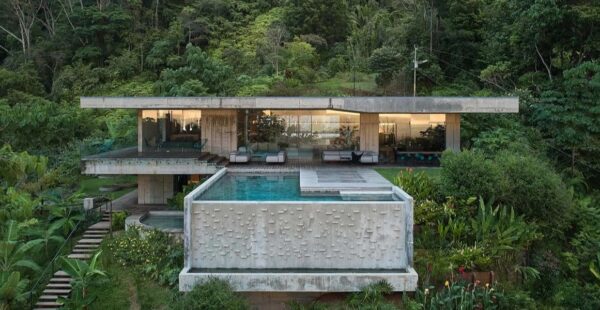 וילה אמנותית בבטון פראי בג׳ונגל טרופי בקוסטה ריקה
