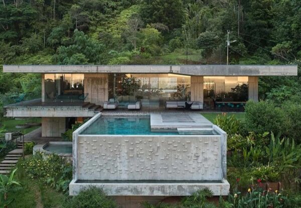 וילה אמנותית בבטון פראי בג׳ונגל טרופי בקוסטה ריקה