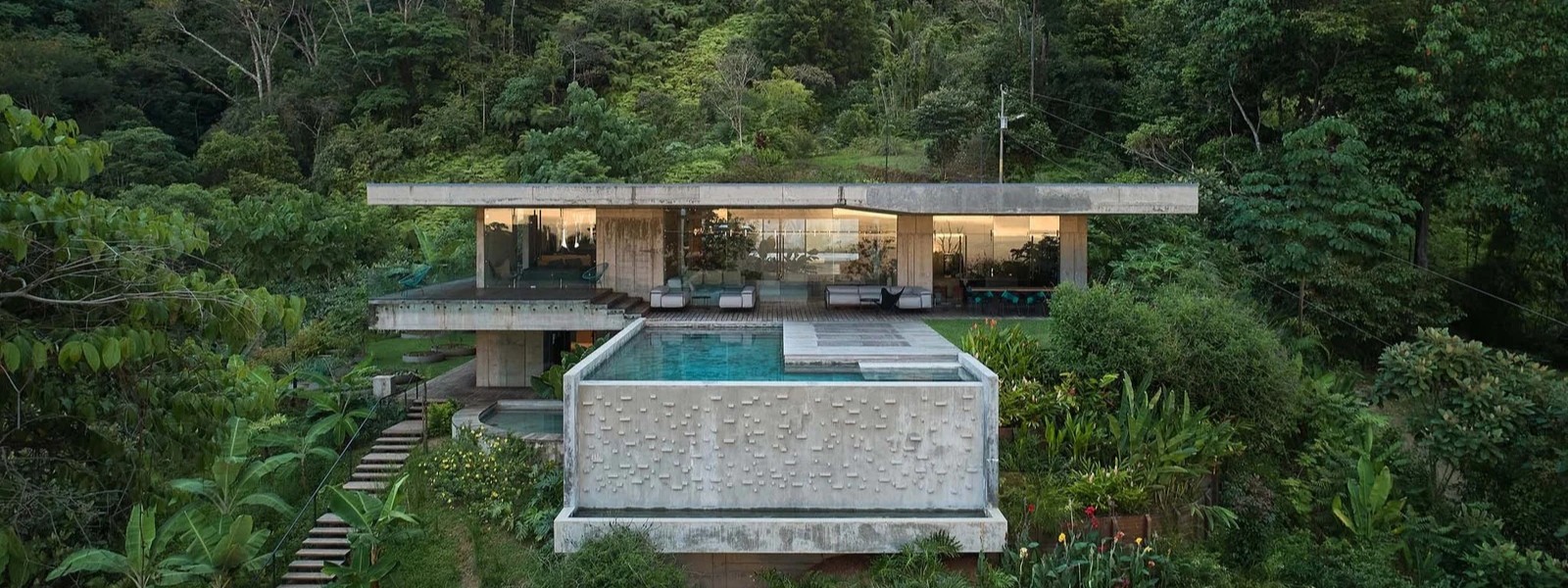 וילה אמנותית בבטון פראי בג׳ונגל טרופי בקוסטה ריקה