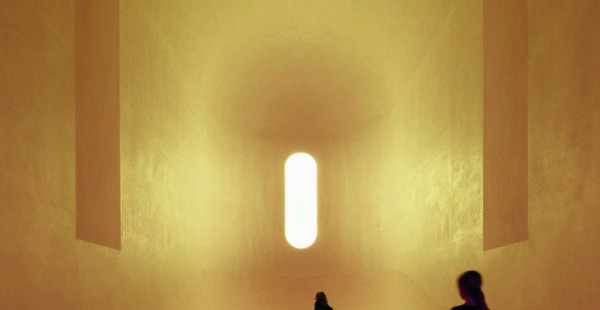 כנסייה הבנויה מאור המשתרע אל האינסוף