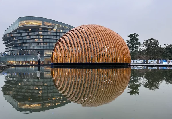 פביליון חדש בהאנוי משתמש במים במרכז החוויה