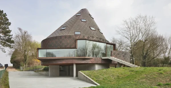 הוילה בבריסל שהיא פסל נחושת חי