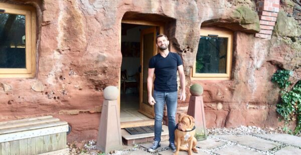 האיש שהפך מערה בת 700 שנה לבית חלומות – וההשראה לעולמו של טולקין