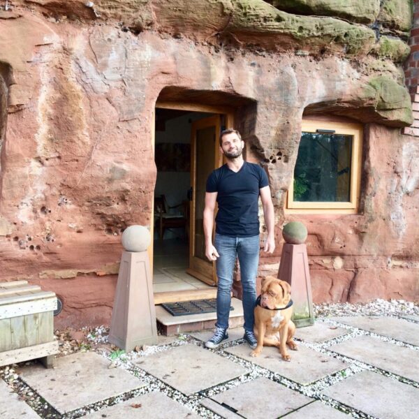 האיש שהפך מערה בת 700 שנה לבית חלומות – וההשראה לעולמו של טולקין