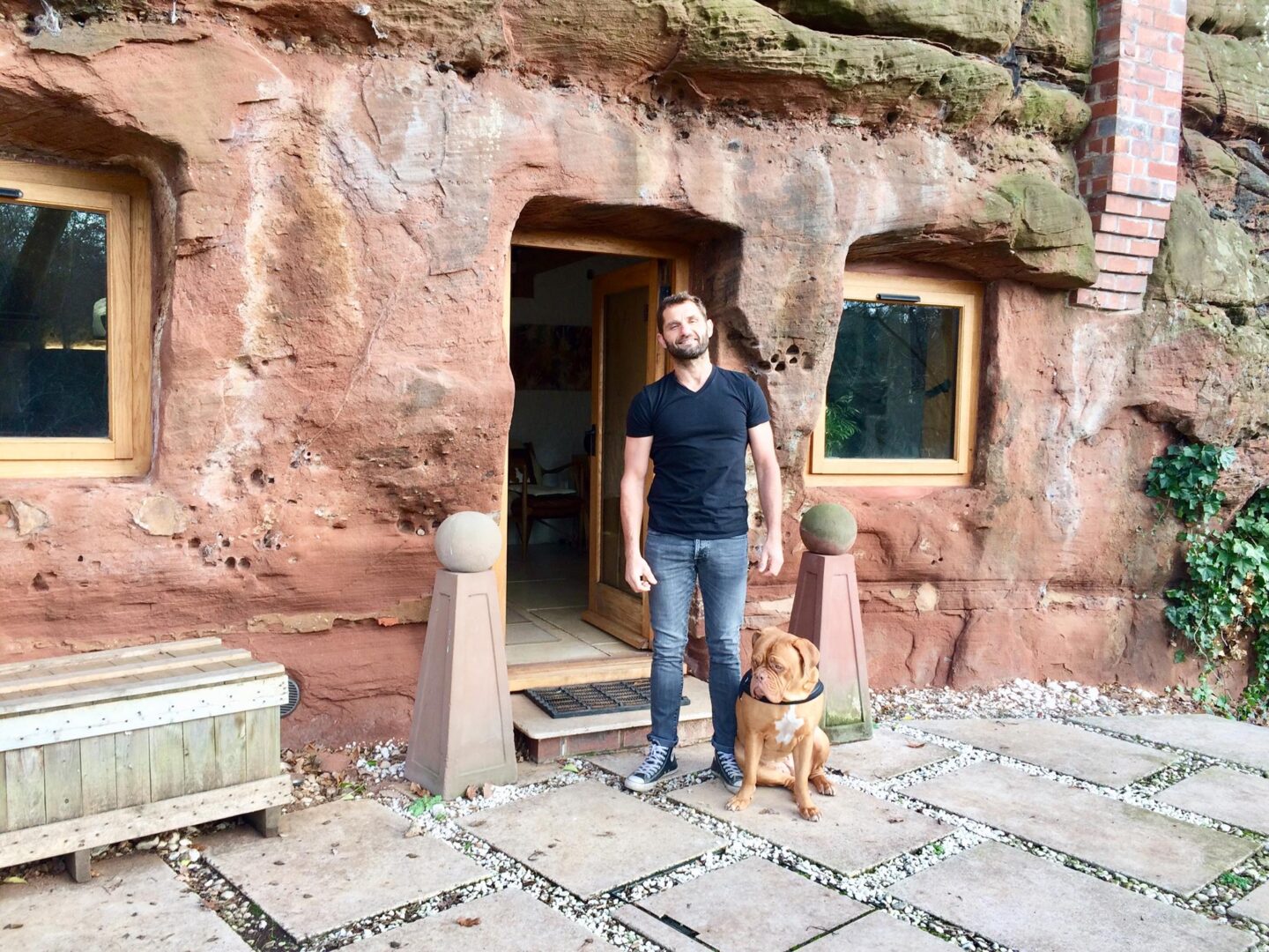 האיש שהפך מערה בת 700 שנה לבית חלומות – וההשראה לעולמו של טולקין