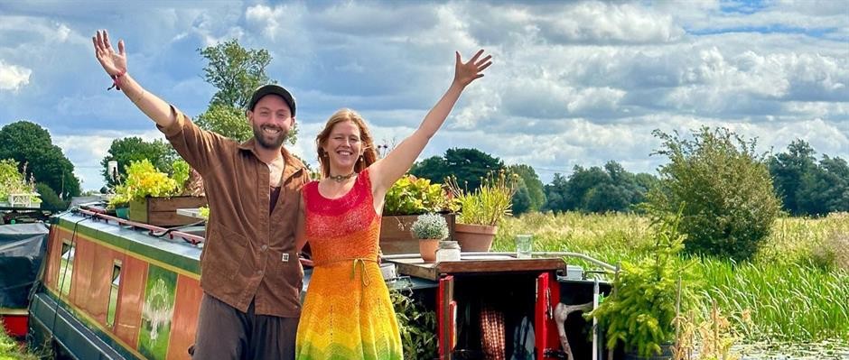 בית ששט בין נופים: הזוג שבחר להחליף קירות במרחבי הטבע