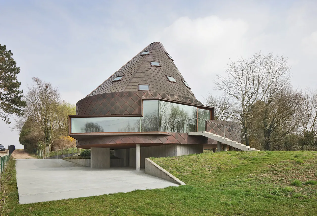 הוילה בבריסל שהיא פסל נחושת חי