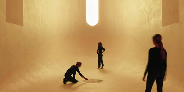 כנסייה הבנויה מאור המשתרע אל האינסוף