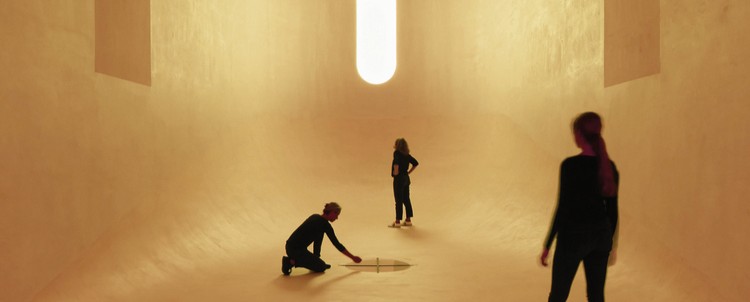 כנסייה הבנויה מאור המשתרע אל האינסוף