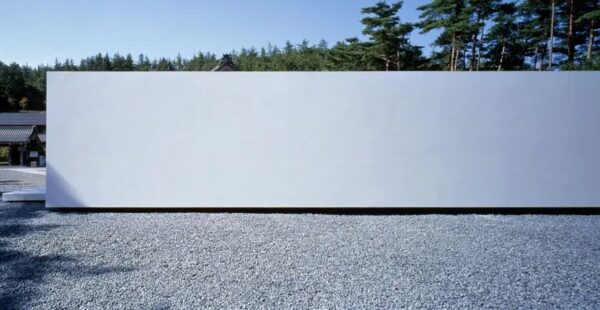 מקדש לבן בקיוטו: אדריכלות מינימליסטית כמרחב לזיכרון ונשיות