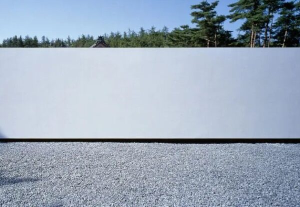 מקדש לבן בקיוטו: אדריכלות מינימליסטית כמרחב לזיכרון ונשיות