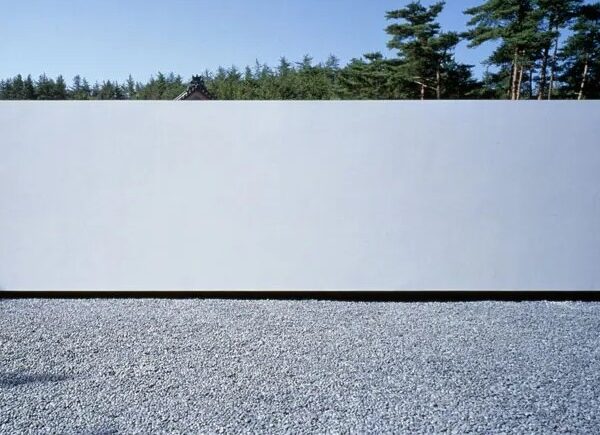 מקדש לבן בקיוטו: אדריכלות מינימליסטית כמרחב לזיכרון ונשיות