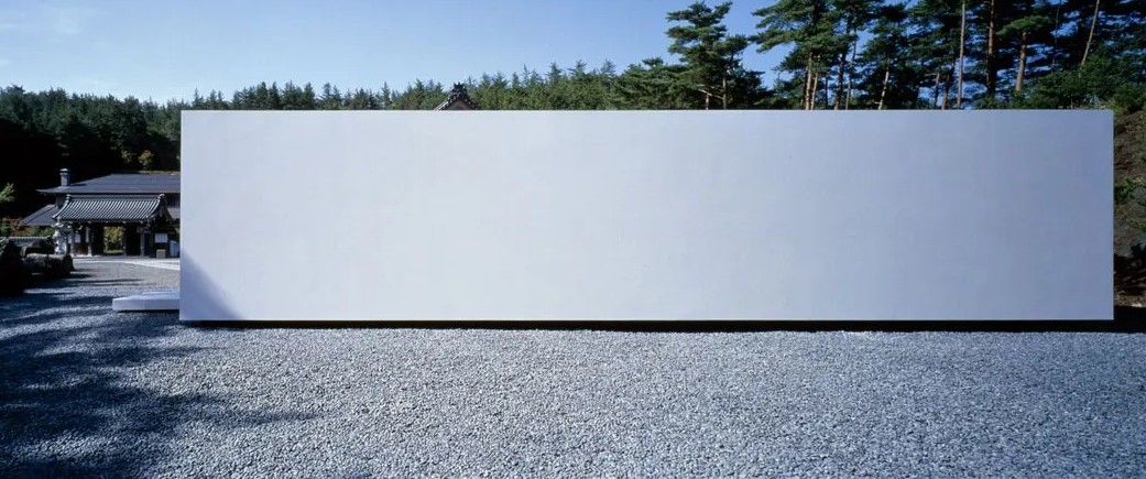 מקדש לבן בקיוטו: אדריכלות מינימליסטית כמרחב לזיכרון ונשיות