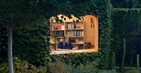 בגינה: משרד ביתי עטוף בירוק