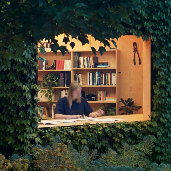 בגינה: משרד ביתי עטוף בירוק