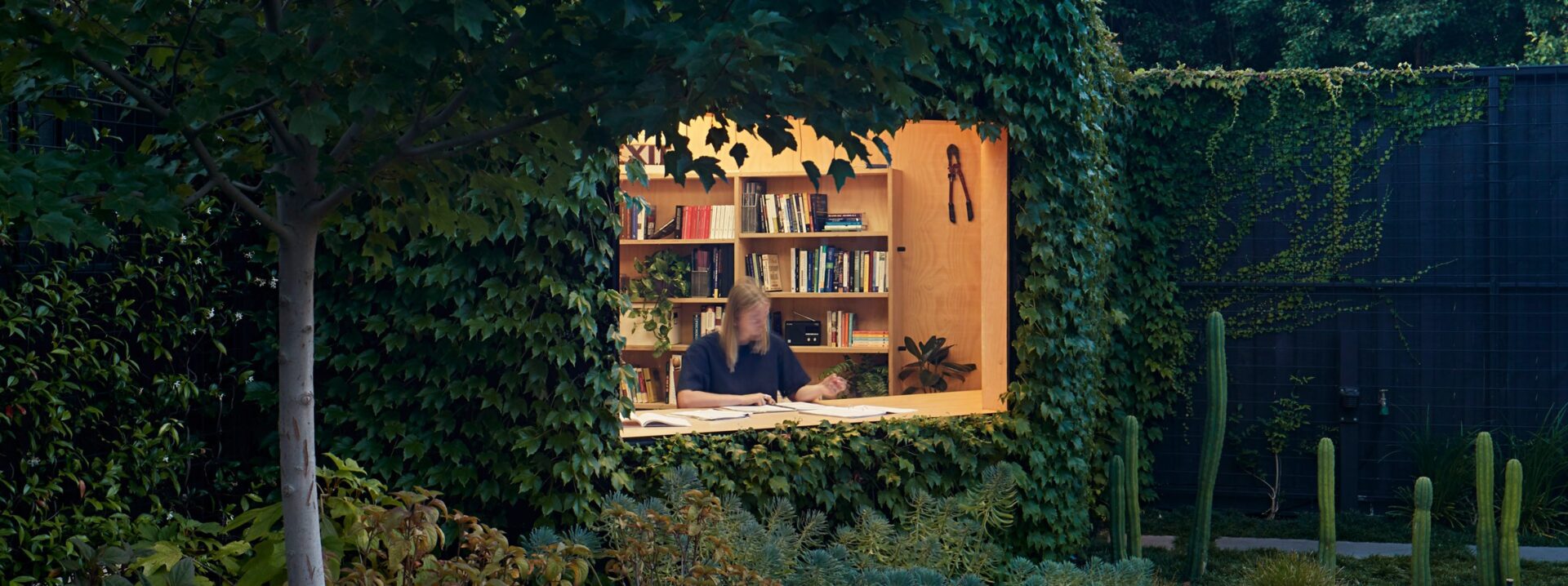 בגינה: משרד ביתי עטוף בירוק