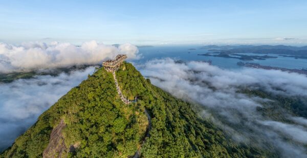 תצפית ממונולית על פסגת הר מהגבוהים בשנזן