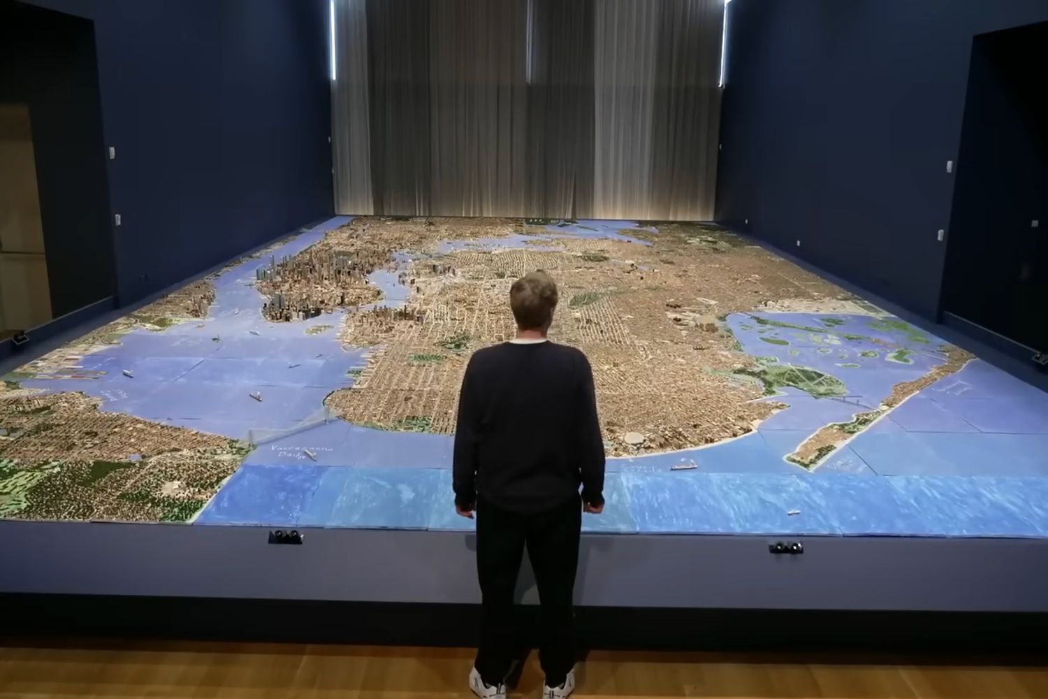 נהג משאית בנה ב-20 שנה דגם של כל מבנה בניו-יורק