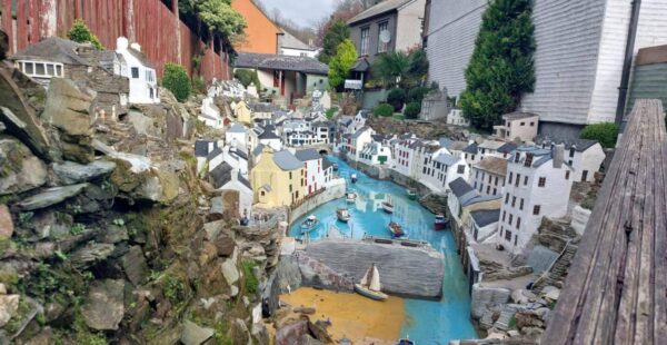 מה עלה בגורל כפר המיניאטורות בקורנוול שהוצע למכירה?