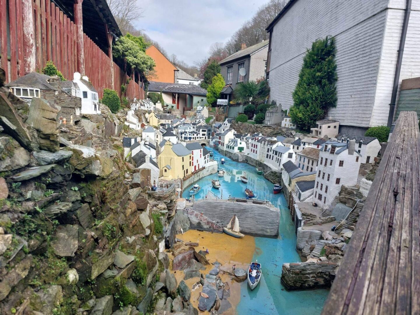 מה עלה בגורל כפר המיניאטורות בקורנוול שהוצע למכירה?