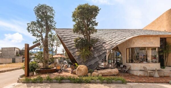 נפחים משתלבים וגג דינמי: בית קפה חדש בווייטנאם