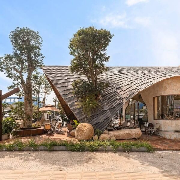 נפחים משתלבים וגג דינמי: בית קפה חדש בווייטנאם