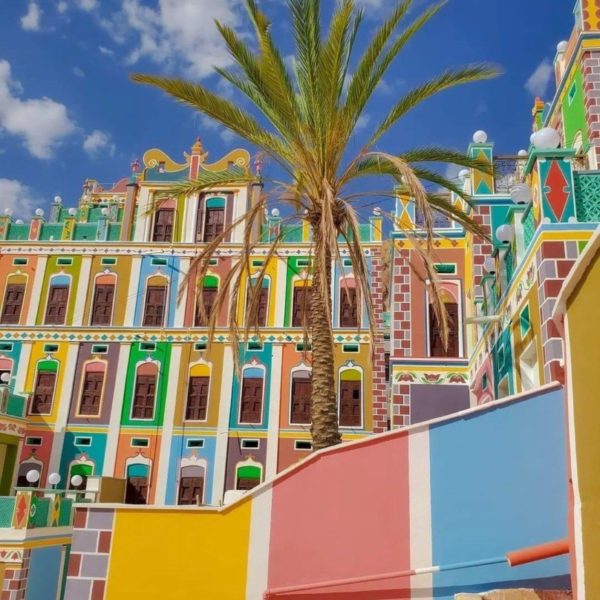 ארמון הבוץ הצבעוני בלב המדבר בתימן