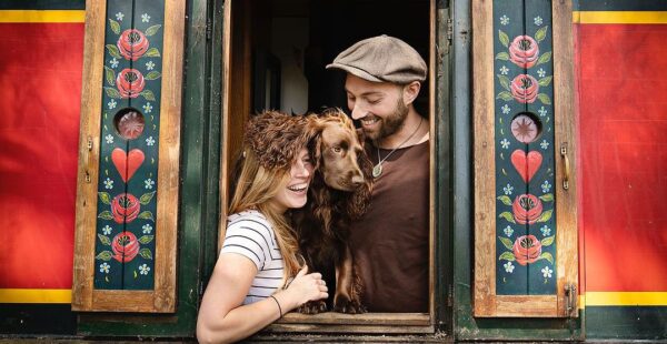 בית ששט בין נופים: הזוג שבחר להחליף קירות במרחבי הטבע