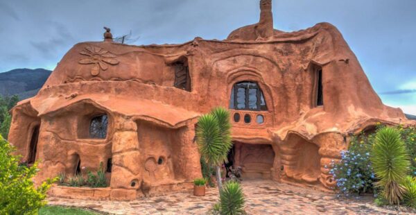 האדריכל שהוכיח שאפשר לבנות חלום – מאדמה בלבד