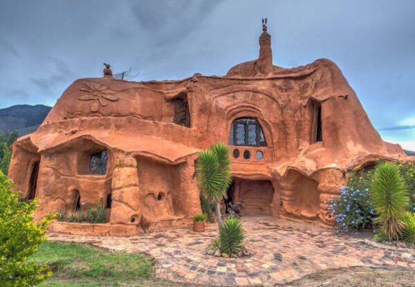 האדריכל שהוכיח שאפשר לבנות חלום – מאדמה בלבד