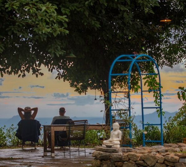 בין ערפל להשראה – בית הנופש שנולד מחיים שלמים של געגוע