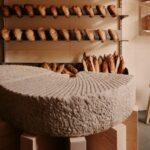 דיאלוג חומרי: מאפיית KEIT בברלין בעיצוב פיסולי מאופק